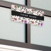 Farbige Blume, rosa Hintergrund, schwarz Banner (Äußeres Gebäude)