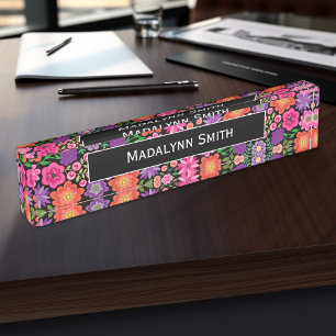 Farbige Blume Schwarzer Hintergrund und Name Namensplakette