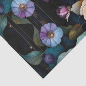 Farbige Blume und Blätter, schwarzer Hintergrund Seidenpapier (Ausschnitt)