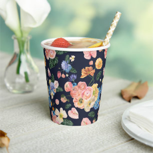 Farbige Blumenblätter für das Party im Sommer Pappbecher