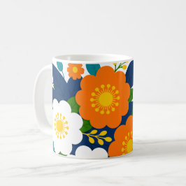 Farbige Blumenkunst mit orangefarbenen und weißen Kaffeetasse