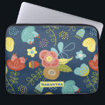 Farbige Blumenmuster Dunkelblau Personalisiert Laptopschutzhülle<br><div class="desc">Niedliche farbige Blume auf dunkelblauem Hintergrund mit optionaler Personalisierung.</div>