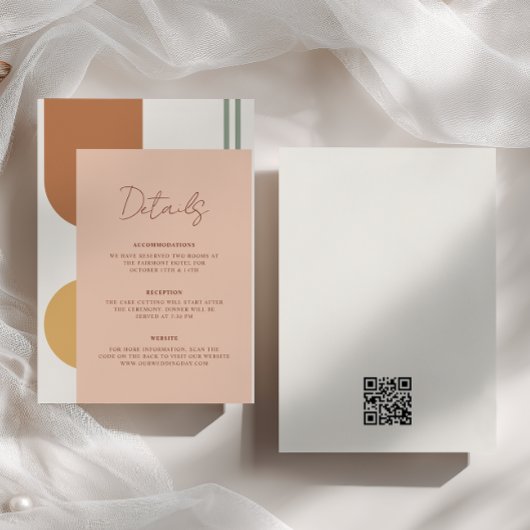Farbige Bögen Boho-Hochzeitsdetails QR-Code Begleitkarte