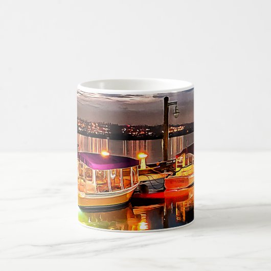 Farbige Boote bei Nacht in Kirkland Kaffeetasse (Mittel)