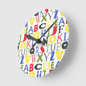 Farbige Briefe von Megan Meagher Runde Wanduhr (Winkel)