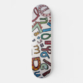 Farbige Buchstaben und Zahlen Skateboard (Vorderseite)