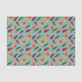 Farbige Chili-Paprikaschoten auf blau Seidenpapier