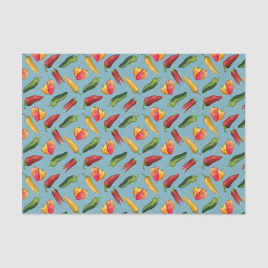 Farbige Chili-Paprikaschoten auf blau Seidenpapier (Vorderseite)