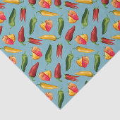 Farbige Chili-Paprikaschoten auf blau Seidenpapier (Ausschnitt)