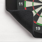 Farbige Dartscheibe auf schwarzem Hintergrund Mousepad (Ecke)