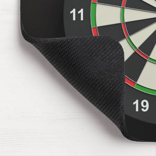 Farbige Dartscheibe auf schwarzem Hintergrund Mousepad (Ecke)