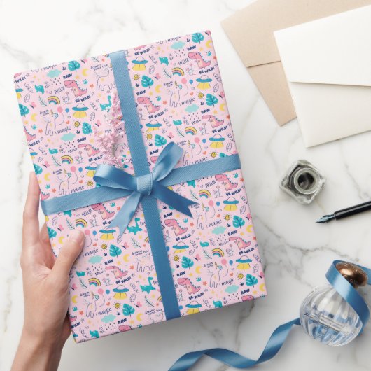 Farbige Doodtiere und Wortmuster Geschenkpapier (Schenken)