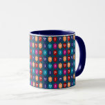 Farbige Dreiecke: Der jüdische Feiertag in Hanukka Tasse<br><div class="desc">Niedliche und fröhliche Dreilinge mit den hebräischen Briefen Nonne, Gimmel, hey und shin, für die Feiern des jüdischen Urlaubs von Hanukkah. Traditionell spielen während des Aufenthalts von Chanukah Kinder (und oft Erwachsene) ein sicheres Spiel mit einem dreidel (oder sevivon in modernem Hebräisch). An den vier Wänden befinden sich die hebräischen...</div>