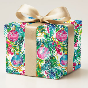 Farbige elegante Weihnachtsdekorationen und Kiefer Geschenkpapier