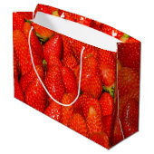 Farbige Erdbeeren auf dem Markt Große Geschenktüte (Rückseite Schrägansicht)