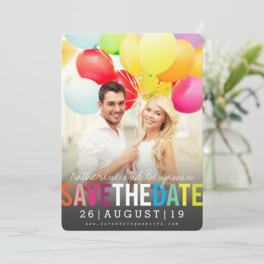 Farbige Fett Text Modernes Summer Rainbow Foto Save The Date (Stehend Vorderseite)