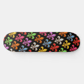 Farbige Fette Fleur-de-lis-Blumen Schwarz Skateboard (Horizontal)