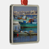 Farbige Fischerboote im Hafen von Silbernes Ornament (Rechts)