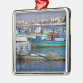Farbige Fischerboote im Hafen von Silbernes Ornament (Links)
