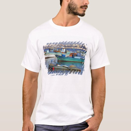 Farbige Fischerboote im Hafen von T-Shirt (Vorderseite)