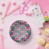 Farbige Fliesen mit leichteren Tellern aus dem Hau Pappteller (Party)