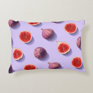 Farbige Fruchtmuster von frischen Feigen auf lila  Dekokissen