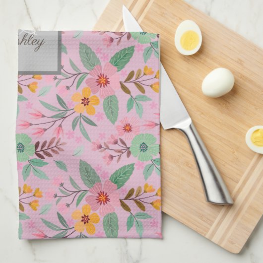 Farbige Frühlingsblumen Muster Name Monogram Geschirrtuch (Viertel Falte)