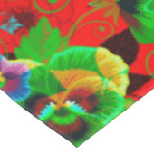 Farbige Frühlingsblumen, roter Hintergrund Tischdecke (Schrägansicht)