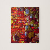 Farbige Gegenstände zum Verkauf in einem Geschäft  Puzzle (Vertikal)