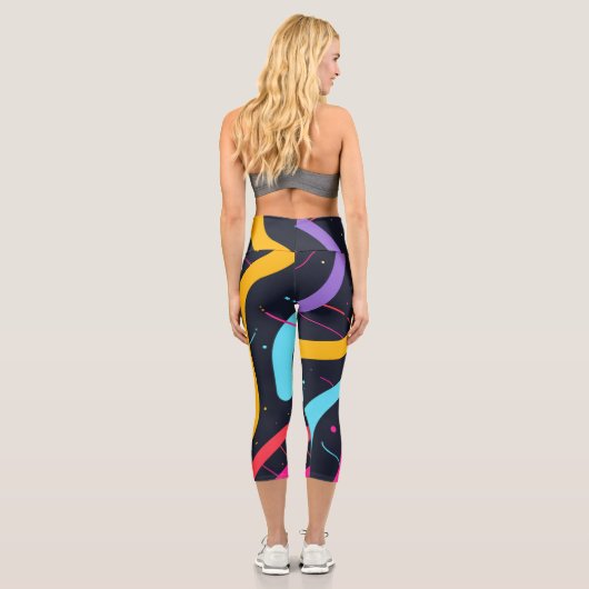 Farbige gekrümmte Formen auf schwarz Capri Leggings (Rückseite)