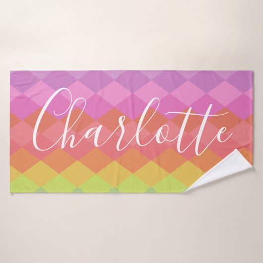 Farbige geometrische Formen in rosa Personalisiert Badehandtuch (Badehandtuch)