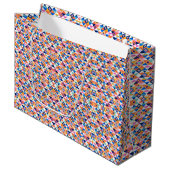 Farbige Geschenktasche mit geometrischem Muster  Große Geschenktüte (Vorderseite Schrägansicht)