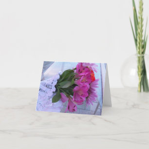 Farbige, geschnittene Blume auf einer Blankokarte
