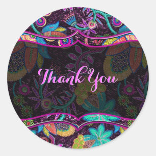 Farbige Glasperlen sehen aus wie ein Blumenmuster Runder Aufkleber