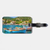 Farbige griechische Fischerboote im Hafen von Kion Gepäckanhänger (Rückseite horizontal)