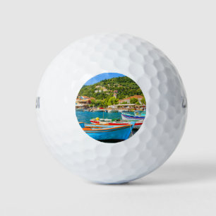 Farbige griechische Fischerboote im Hafen von Kion Golfball