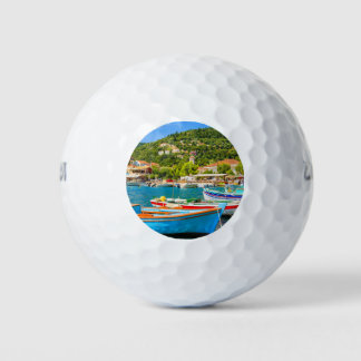 Farbige griechische Fischerboote im Hafen von Kion Golfball