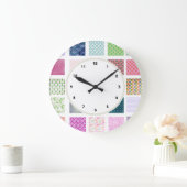 Farbige, gürtelförmige Wanduhr (Zuhause)