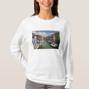 Farbige Häuser entlang des Kanals auf der Insel T-Shirt