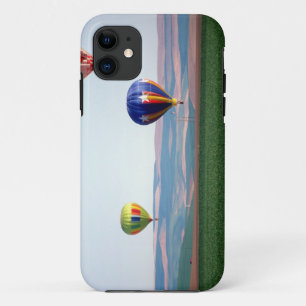 Farbige Heißluftballons schweben über Weizen iPhone 11 Hülle