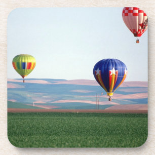 Farbige Heißluftballons schweben über Weizen Getränkeuntersetzer