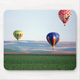 Farbige Heißluftballons schweben über Weizen Mousepad