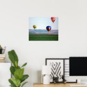 Farbige Heißluftballons schweben über Weizen Poster (Heimbüro)