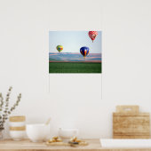 Farbige Heißluftballons schweben über Weizen Poster (Küche)