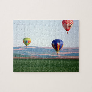 Farbige Heißluftballons schweben über Weizen Puzzle