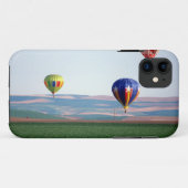 Farbige Heißluftballons schwimmen über Weizen Case-Mate iPhone Hülle (Rückseite (Horizontal))