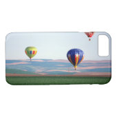 Farbige Heißluftballons schwimmen über Weizen Case-Mate iPhone Hülle (Rückseite (Horizontal))