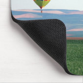 Farbige Heißluftballons schwimmen über Weizen Mousepad (Ecke)