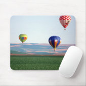 Farbige Heißluftballons schwimmen über Weizen Mousepad (Mit Mouse)