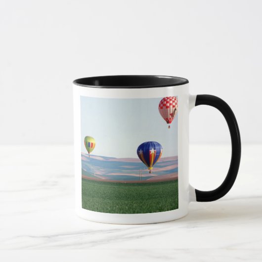 Farbige Heißluftballons schwimmen über Weizen Tasse (Rechts)